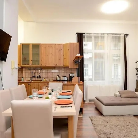 Famous Kiraly Street At Large 3br 10ppl @ Апартаменты *