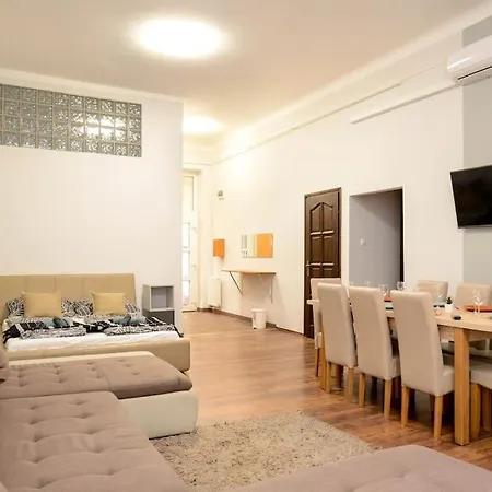 Famous Kiraly Street At Large 3br 10ppl @ Апартаменты