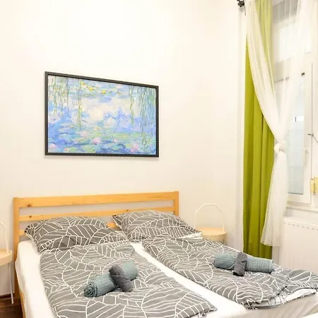 Апартаменты Famous Kiraly Street At Large 3br 10ppl @