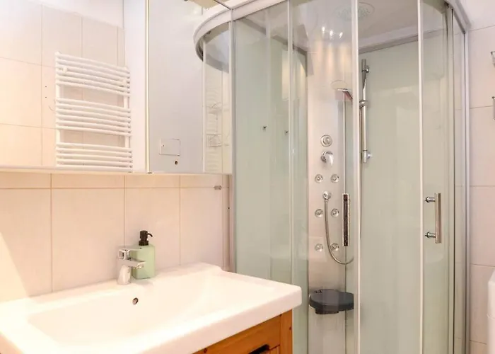 Famous Kiraly Street At Large 3br 10ppl @ Apartament Budapesta