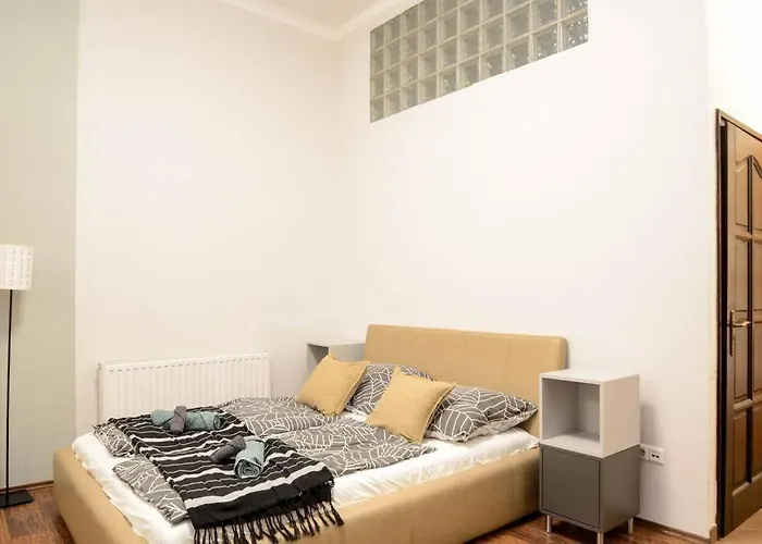 Famous Kiraly Street At Large 3br 10ppl @ *