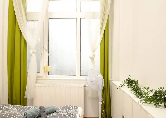 Famous Kiraly Street At Large 3br 10ppl @ Apartament Budapesta