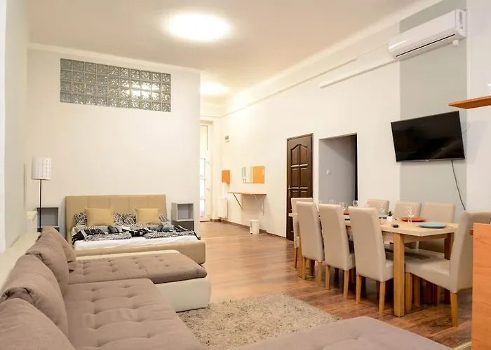 Famous Kiraly Street At Large 3br 10ppl @ Apartment