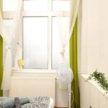 Famous Kiraly Street At Large 3br 10ppl @ Apartamento Budapeste