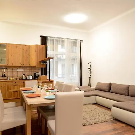 شقة Famous Kiraly Street At Large 3br 10ppl @ بودابست
